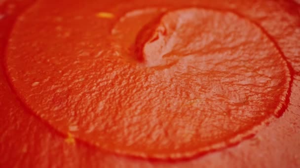 トマトソースナポリタンの上からの眺めの回転 伝統的なイタリアのトマトソース — ストック動画