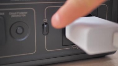 Taşınabilir elektrik santrali, ev ve açık hava faaliyetlerine güç sağlıyor.