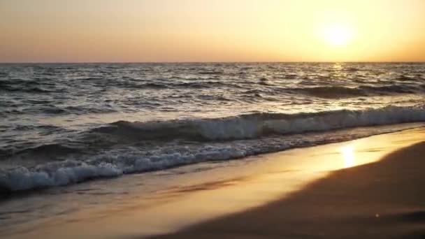 Ocean Plaża Wschód Słońca Dramatyczne Kolorowe Niebo Chmury — Wideo stockowe