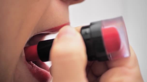 一个女人用华丽的化妆品涂嘴唇 一个皮肤洁白嘴唇鲜红的女孩化妆品商店的概念 — 图库视频影像