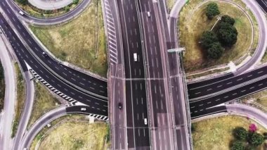 İnsansız hava aracı trafik kavşağında daireler çizerek hareket ediyor ve kavşaktaki yola dönüşüyor..