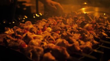 Gevrek ızgara slowmotion ile sulu kebap Barbekü yemek pişirir.