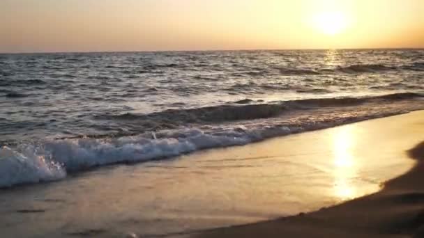 热带海洋日出和奇异海滩上的海浪 — 图库视频影像