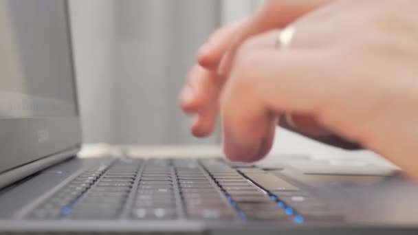 Kobiece Ręce Smsujące Klawiaturze Laptopa Bliska Zajęta Kobieta Biznesu Wysyłająca — Wideo stockowe