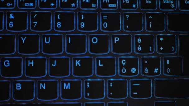 Nahaufnahme Der Beleuchtung Der Laptop Tastatur Hintergrundbeleuchtete Tastatur — Stockvideo