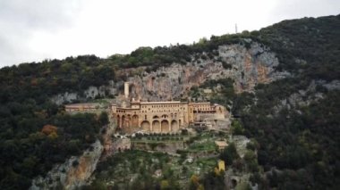 Santuario del sacro speco benedectine sığınak tarihi ortaçağ dini manastırı Subiaco, Roma, İtalya.