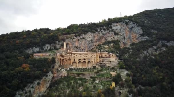 意大利 Subiaco 中世纪历史宗教修道院 圣塔里奥 德尔萨科 Santuario Del Sacro — 图库视频影像