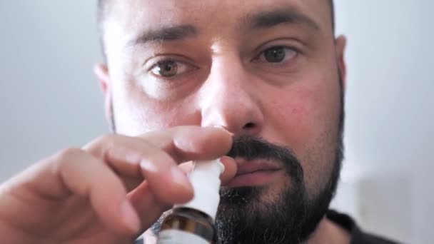 Человек Закапывает Лекарство Нос — стоковое видео