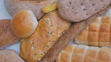 Masanın üzerinde birçok farklı ekmek parçaları var. Tslose-up, üst patlama. Yiyecek konsepti