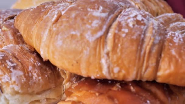 Čerstvé Croissanty Uzavírají Makro Francouzské Croissanty Rotují Čerstvá Lahodná Francouzská — Stock video