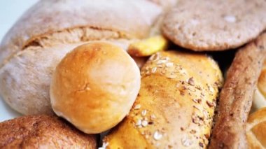 Masada bir sürü farklı ekmek var. Yakın çekim, üst görüş. Yiyecek konsepti