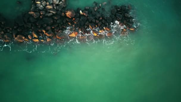 Πέτρες Και Θάλασσα Από Τυρκουάζ Χρώμα — Αρχείο Βίντεο