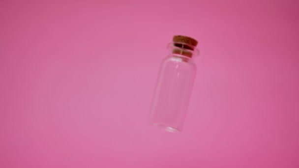 Γυάλινο Διακοσμητικό Άδειο Βάζο Καπάκι Που Απομονώνεται Ροζ Φόντο Μπουκάλι — Αρχείο Βίντεο