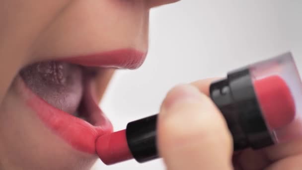 Une Femme Peint Ses Lèvres Avec Des Cosmétiques Luxe Une — Video