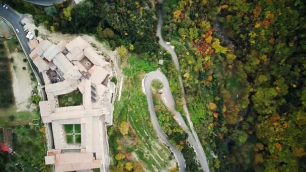 Drone Που Φέρουν Πάνω Από Δρόμο Του Χωριού Περιβάλλεται Από — Αρχείο Βίντεο