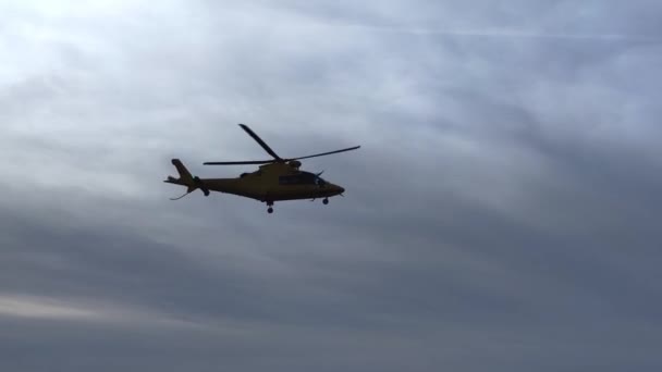 Helikopter Terbang Atas Latar Belakang Langit Biru Yang Jelas Gerakan — Stok Video