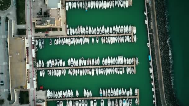 Top Luchtfoto Boven Luxe Jachten Geparkeerd Turquoise Oceaan Water Jachthaven — Stockvideo
