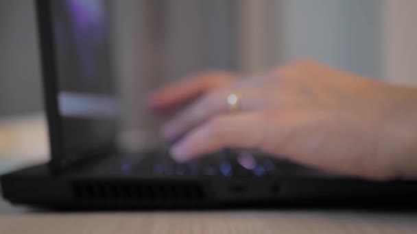 Geben Sie Text Auf Der Tastatur Ein Eine Frau Tippt — Stockvideo