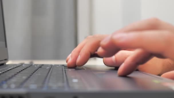 Mãos Jovem Trabalhar Num Computador Programador Está Digitando Laptop Jogos — Vídeo de Stock