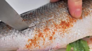Taze soyulmuş alabalık ve limon. Baharat ve zeytinyağı salamurası. Balık pişirme hazırlığı.