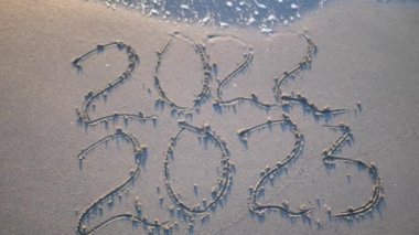 2023 plajda yeni yıl konsepti yazıyor.,