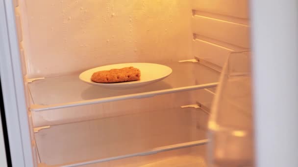 Hungry Man Abre Refrigerador Vacío Toma Pan Sobrante Concepto Pobreza — Vídeos de Stock