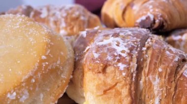 Tatlı reçelle dolu taze kızarmış hamur kruvasanlarının 4K yakın çekim görüntüleri. Soyut hamurlu gıda video arka planı.