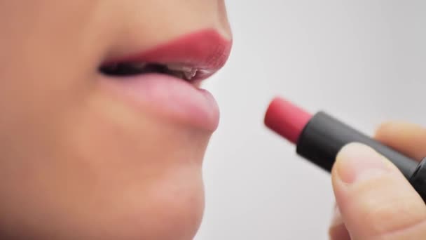 一个女人用华丽的化妆品涂嘴唇 一个皮肤洁白嘴唇鲜红的女孩化妆品商店的概念 — 图库视频影像