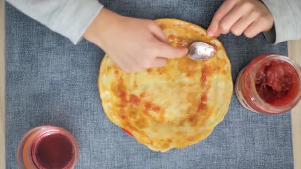 将玫瑰果酱加在法式软糖上 放在盘子里 在家准备法式薄饼的概念 — 图库视频影像