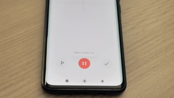 スマートフォンでの音声録音 スマートフォンのマイク — ストック動画
