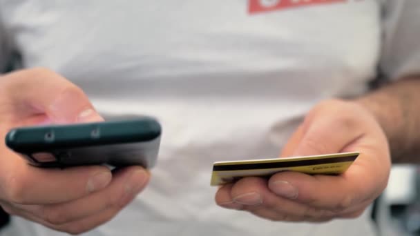 Anak Muda Menggunakan Smartphone Belanja Online Dengan Debit Atau Kartu — Stok Video