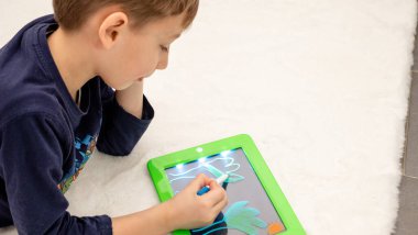 Çizim için hafif tablet, özel bir tablet üzerine kalemle çizer ışık çeker, yeni teknoloji.