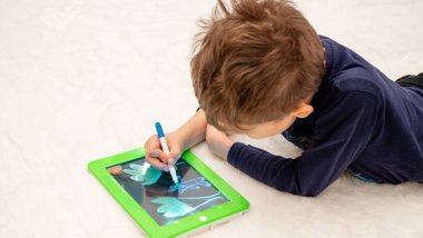 Çizim için hafif tablet, özel bir tablet üzerine kalemle çizer ışık çeker, yeni teknoloji.