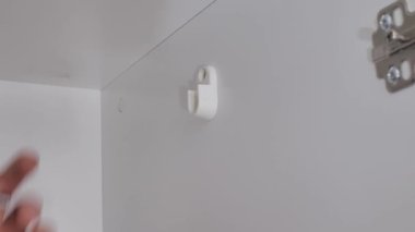 Mobilya ustası mobilyaları ahşap pervazlardaki mobilya tahtalarına katılarak birleştiriyor..