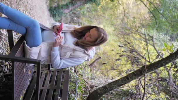 Beszél Telefonon Parkban Fiatal Lány Terhes Lány Sétál Parkban Tavasszal — Stock videók