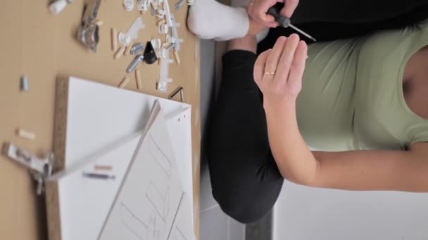 白色卧房家具组装 怀孕少女在公寓里收集木家具 搬到一个新公寓的概念 — 图库视频影像