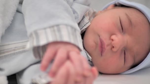 Adorável Bebê Pequeno Terno Azul Macio Quente Chapéu Encontra Mudar — Vídeo de Stock