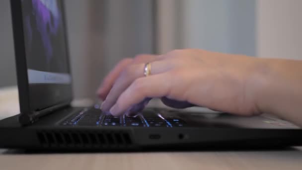 Női Kéz Sms Ezik Laptop Billentyűzeten Közelről Elfoglalt Üzletasszony Mailt — Stock videók