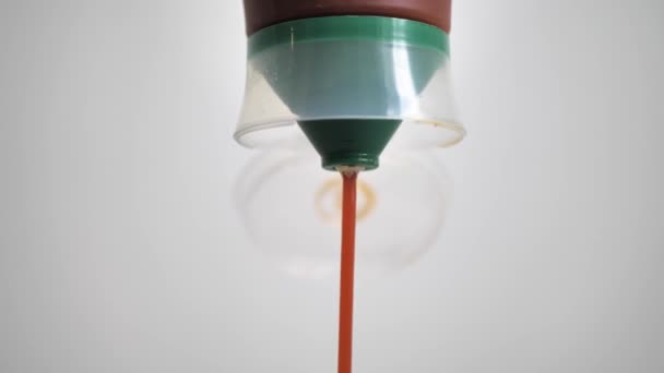 Ketchup Toarnă Dintr Sticlă Închidere Fundal Teracotă — Videoclip de stoc