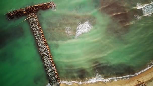 Будівництво Каменів Зміцнення Захисту Узбережжя Від Океану Вид Пташине Око — стокове відео