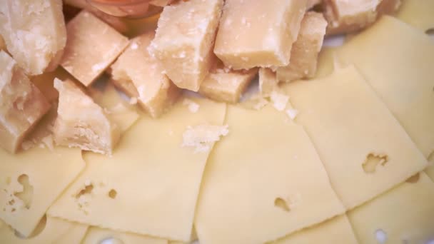 様々な種類のチーズが皿に並べられ — ストック動画