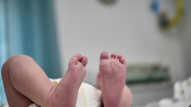 Close Newborn Infant Baby Feet Wiggling Kicking Wearing White Onesie — Vídeos de Stock