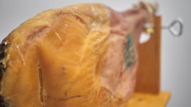 Излеченная Испанская Ветчина Джамон Деревянном Подставке Close — стоковое видео