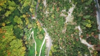 Dağlardaki sonbahar ormanlarından gelen bir drone ile video..