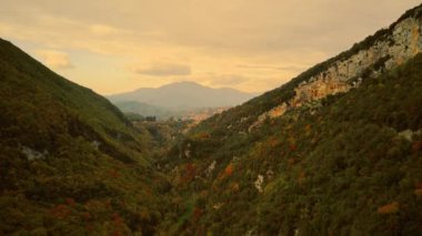 Güzel dağlar. Sonbahar. 4k hava aracı görüntüsü.