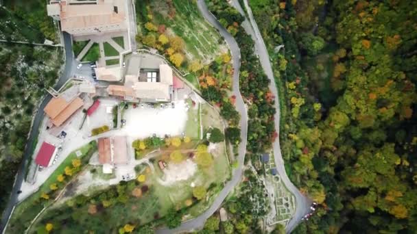 Drone Vliegen Boven Dorpsweg Omgeven Door Filmische Heldere Levendige Kleurrijke — Stockvideo