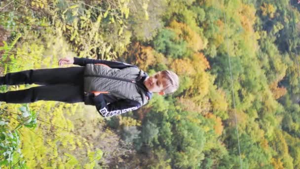 Вертикальная Видеоориентация Осень Осень Следует Блондином Прогулка Семьей Прогулка Лесу — стоковое видео
