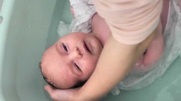 Close Hand Mother Bathing Back Her Son Warm Water Happy — Vídeo de Stock