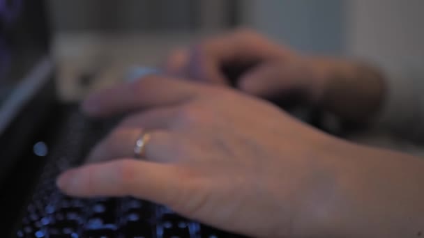 Introduzca Texto Teclado Una Mujer Escribe Texto Ordenador Oficina Freelancer — Vídeos de Stock