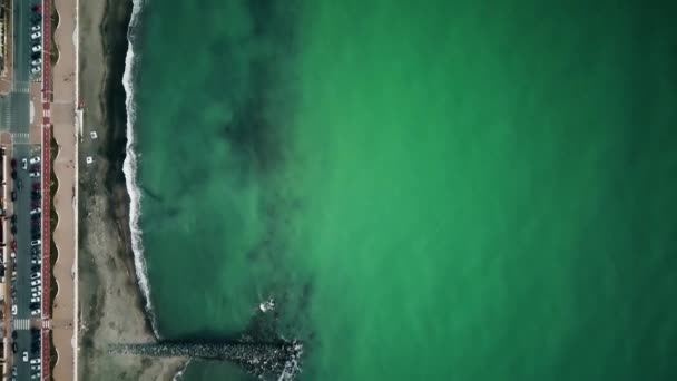 Довольно Спокойная Морская Вода Смывающая Грубые Камни Стены Защита Вокруг — стоковое видео